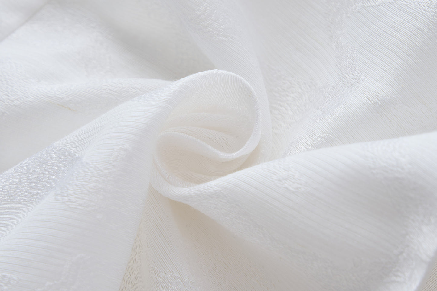 Weißer Jacquard-Mantel mit Stickereien