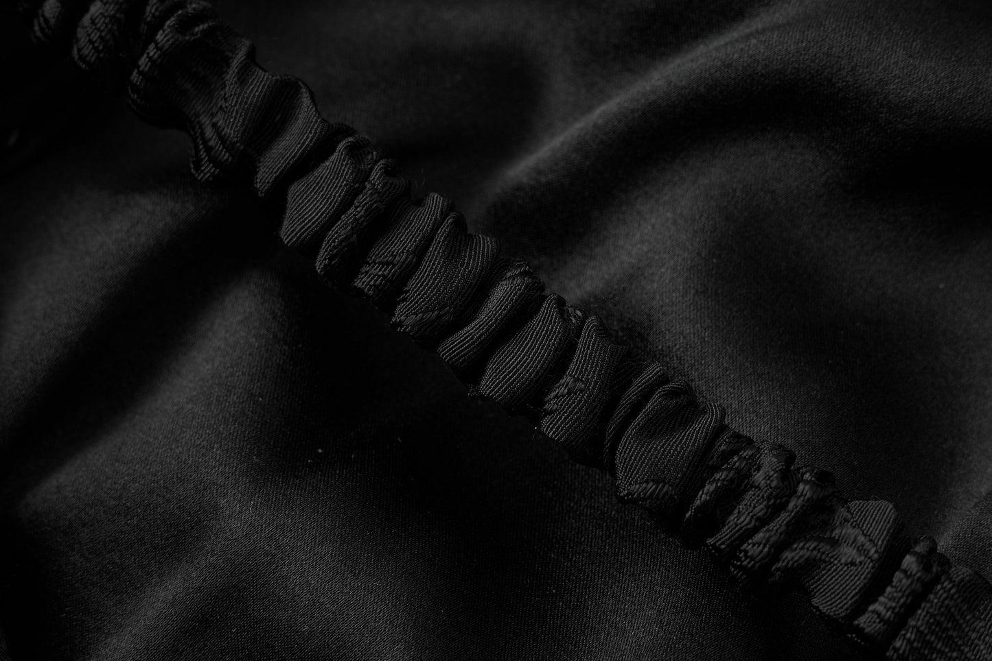 Schwarzes Jacquard-Neckholderkleid