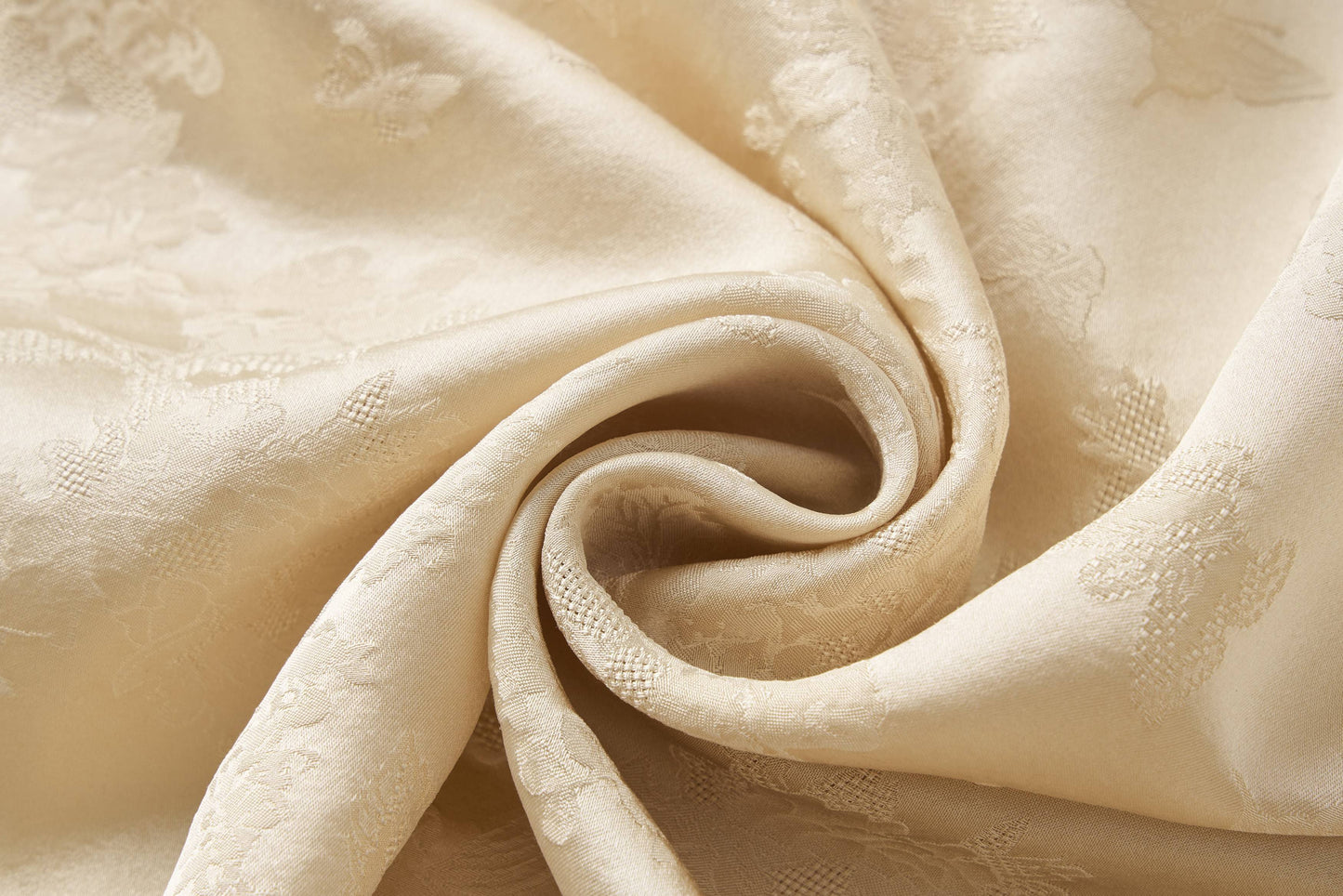 Robe abricot en soie de mûrier