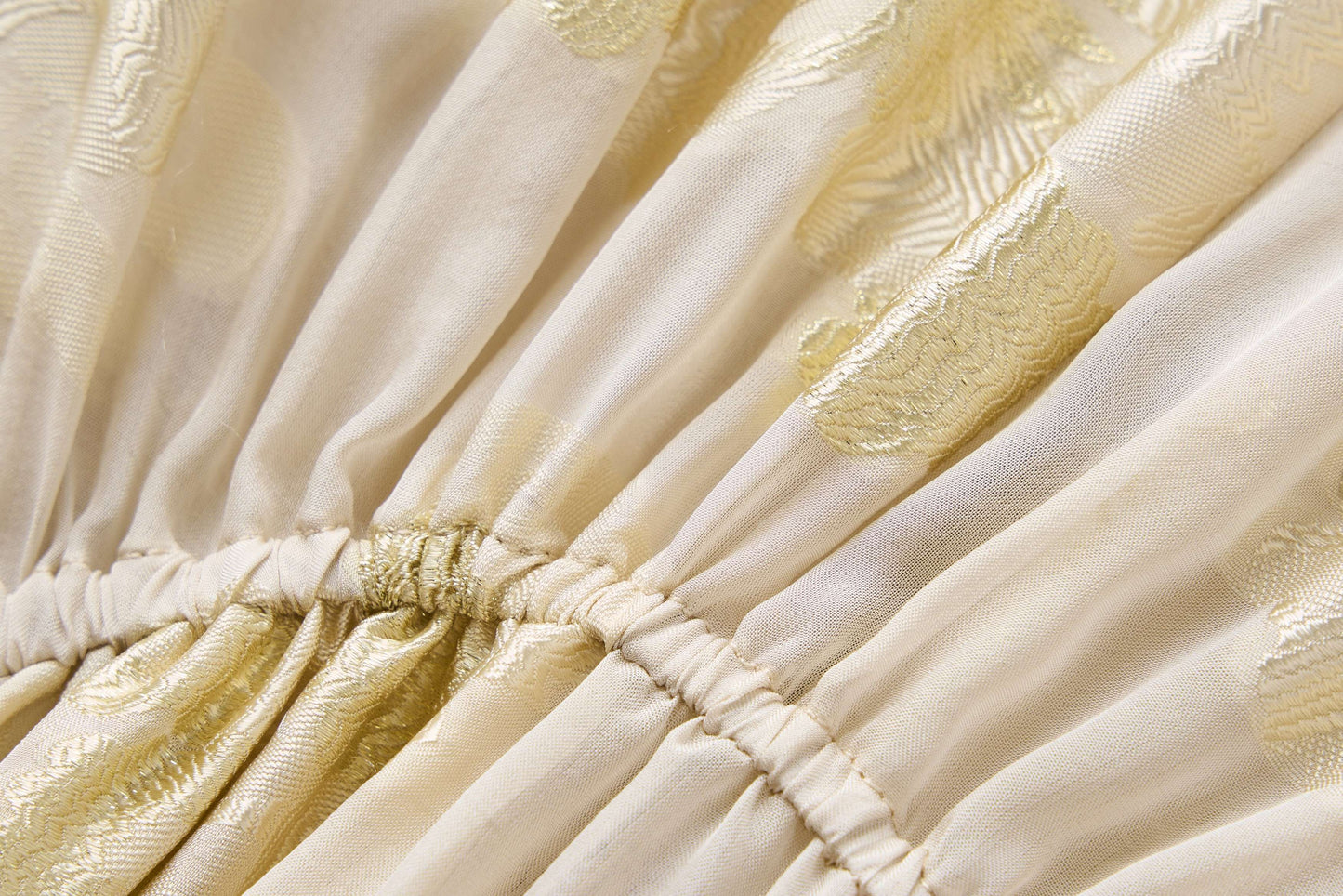 Helles champagnerfarbenes Jacquard-Kleid