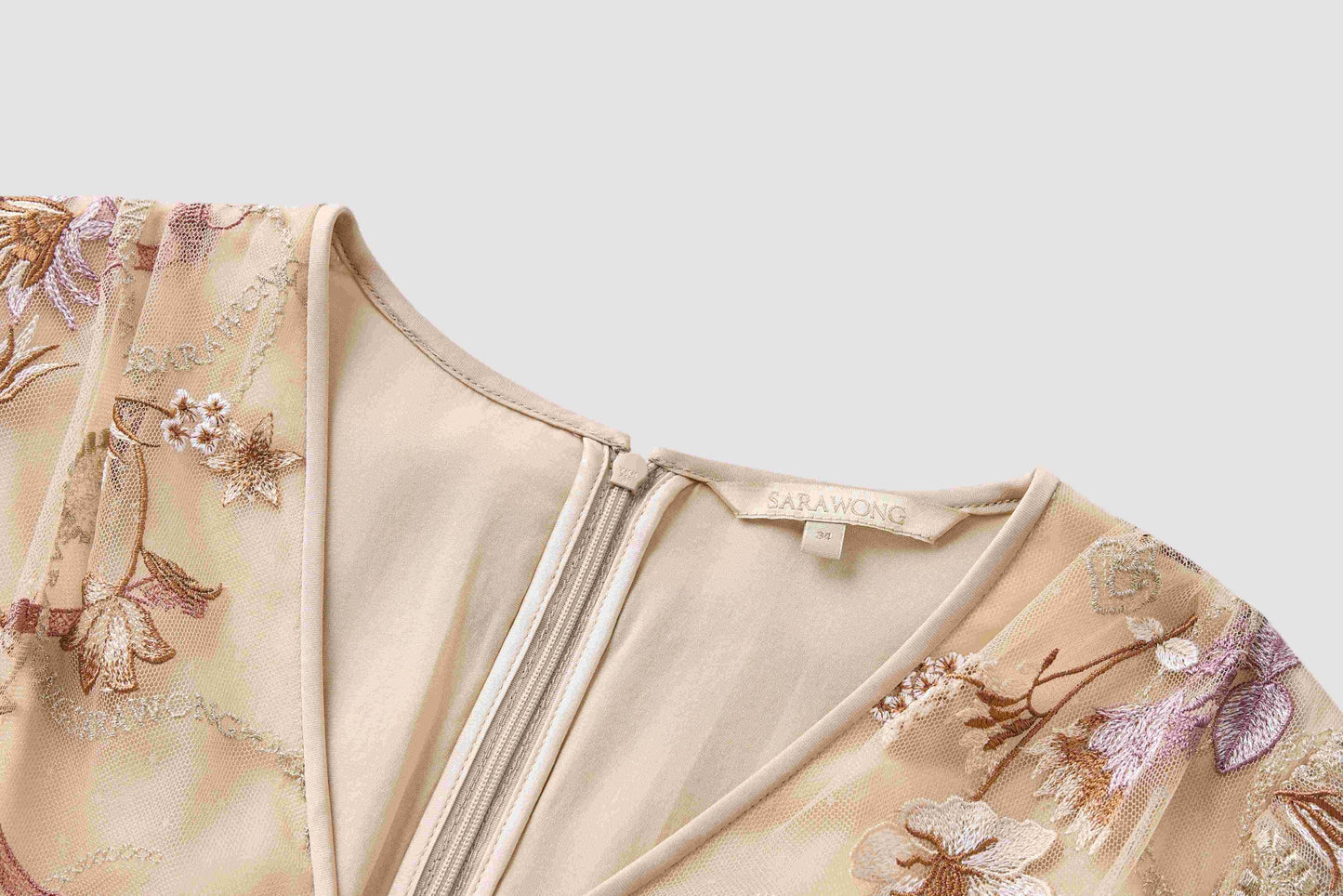 Robe brodée de fleurs avec un grand affichage