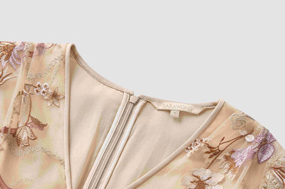 Robe brodée de fleurs avec un grand affichage