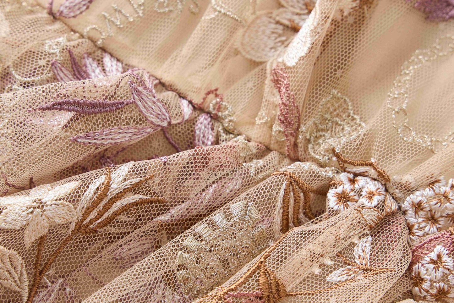 Robe brodée de fleurs avec un grand affichage