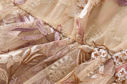 Robe brodée de fleurs avec un grand affichage