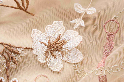 Robe brodée de fleurs avec un grand affichage