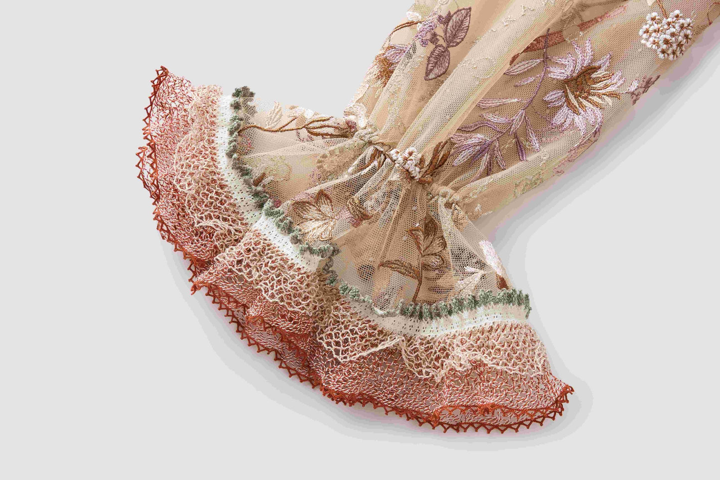 Robe brodée de fleurs avec un grand affichage