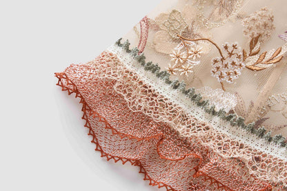 Robe brodée de fleurs avec un grand affichage