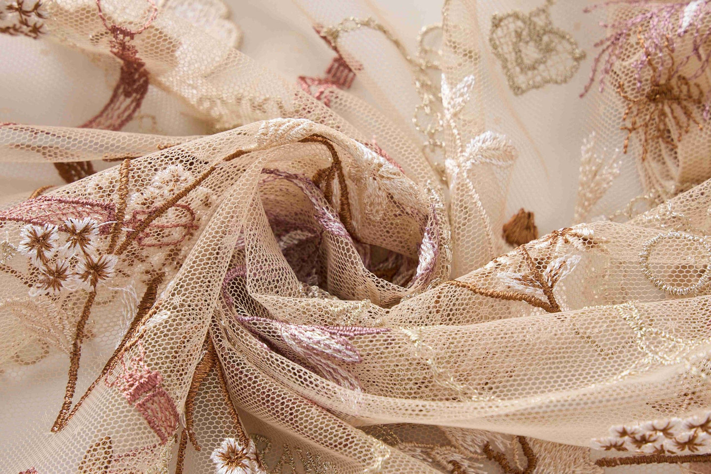 Robe brodée de fleurs avec un grand affichage