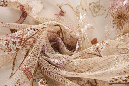 Robe brodée de fleurs avec un grand affichage