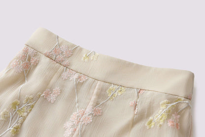 Gelbe, gerade geschnittene Hose mit Stickerei