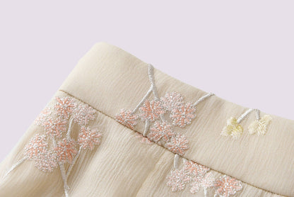 Gelbe, gerade geschnittene Hose mit Stickerei