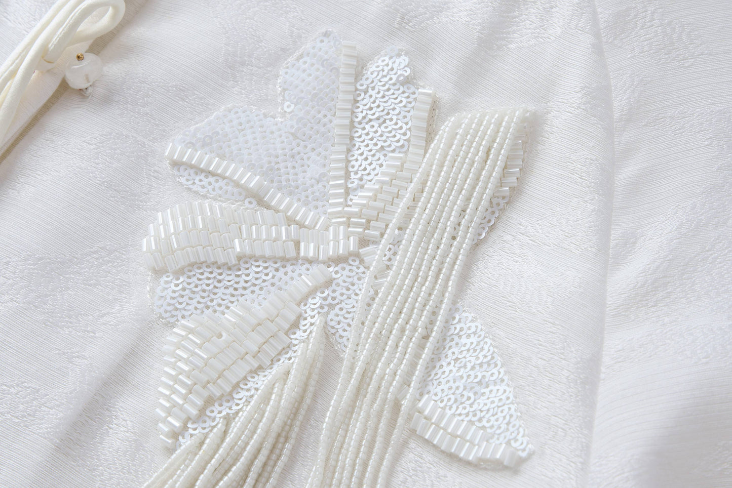 Weißer Jacquard-Mantel mit Stickereien