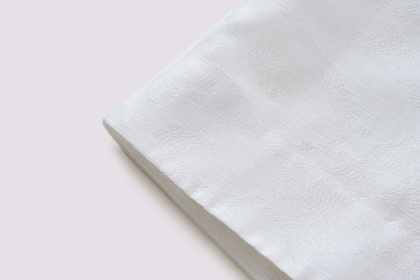 Weißer Jacquard-Mantel mit Stickereien